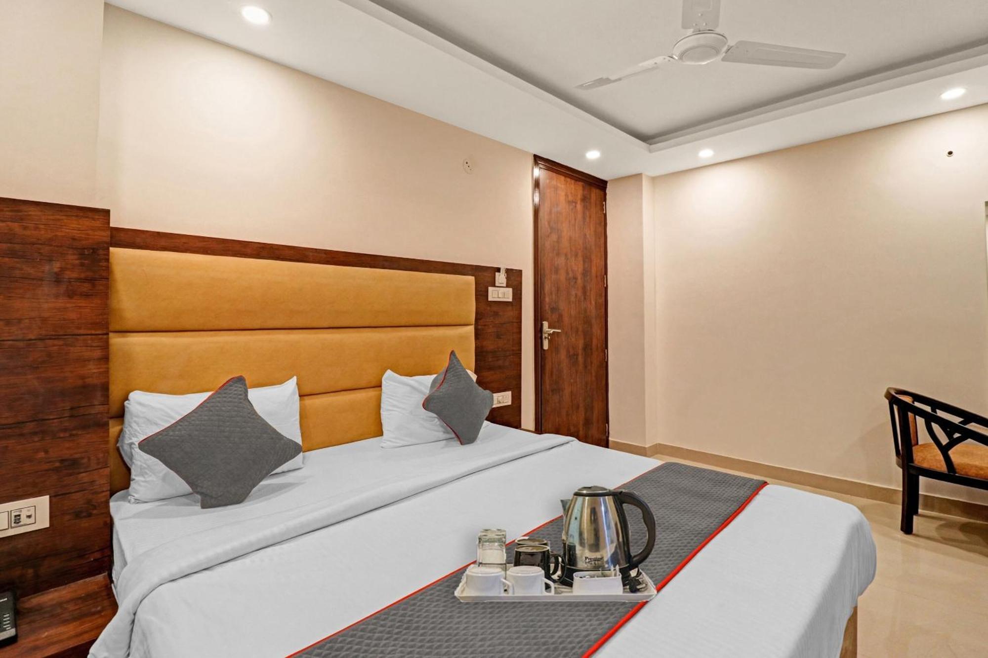 Townhouse Tark Inn New Delhi Exterior photo