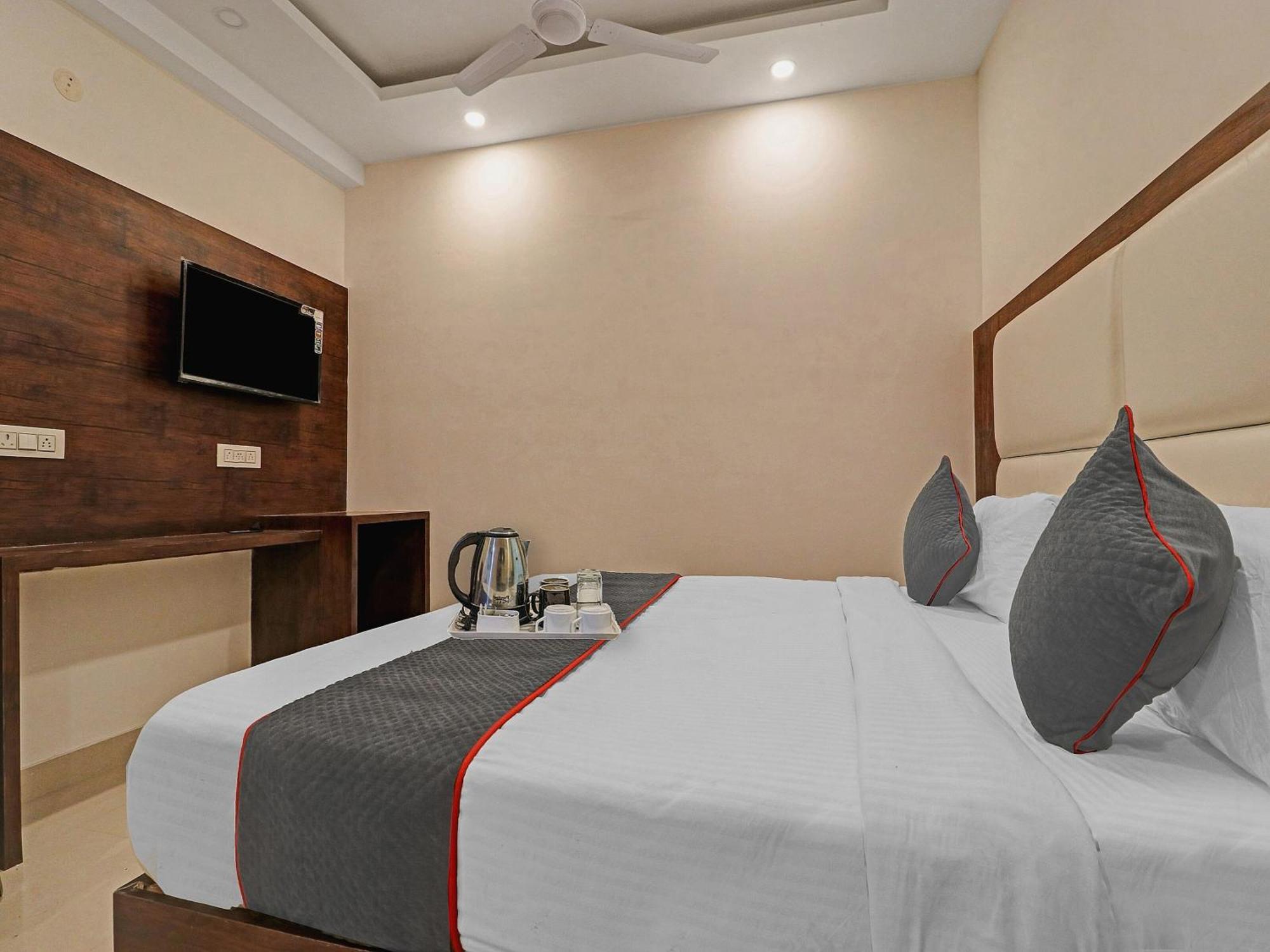 Townhouse Tark Inn New Delhi Exterior photo
