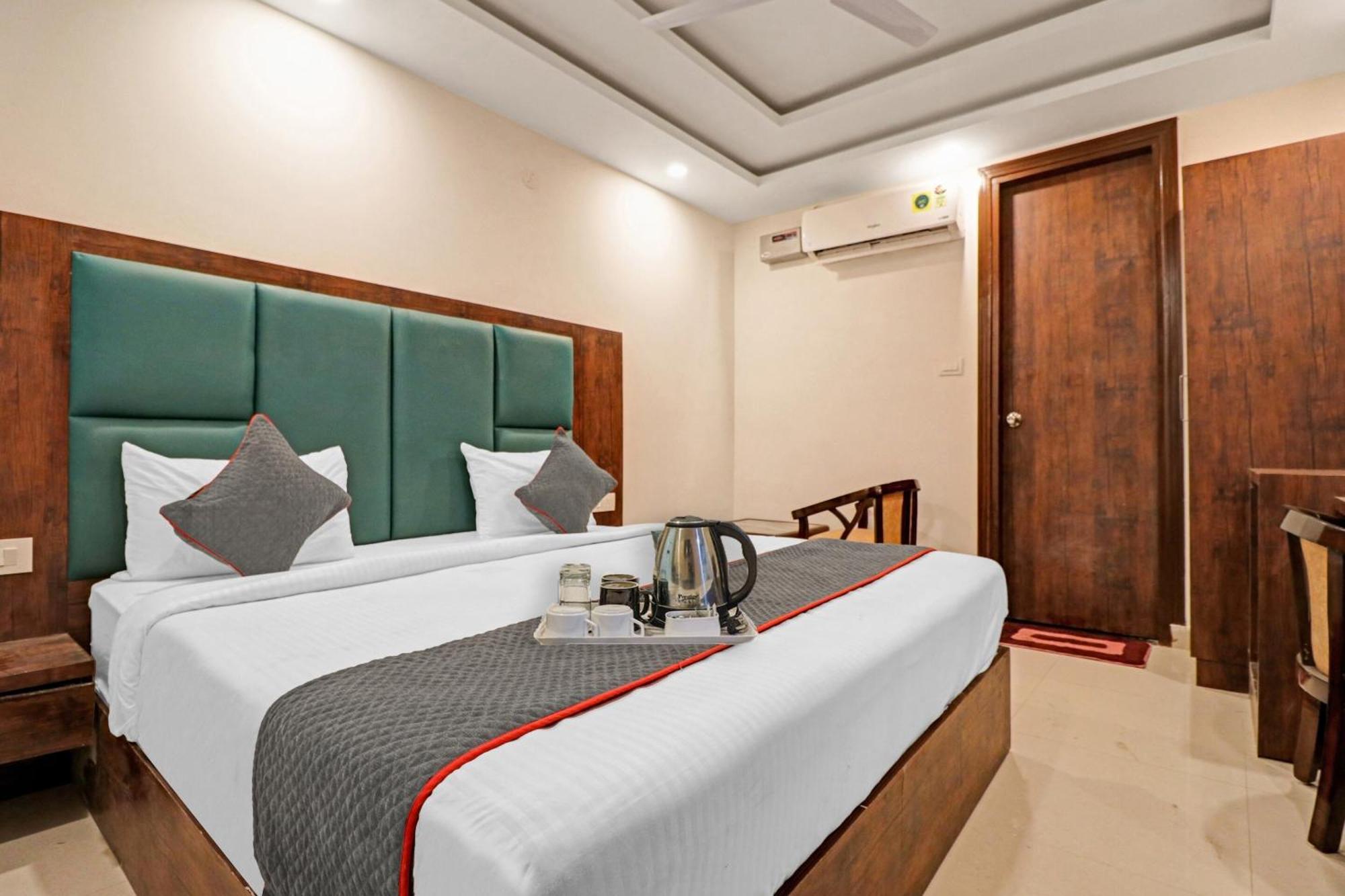 Townhouse Tark Inn New Delhi Exterior photo