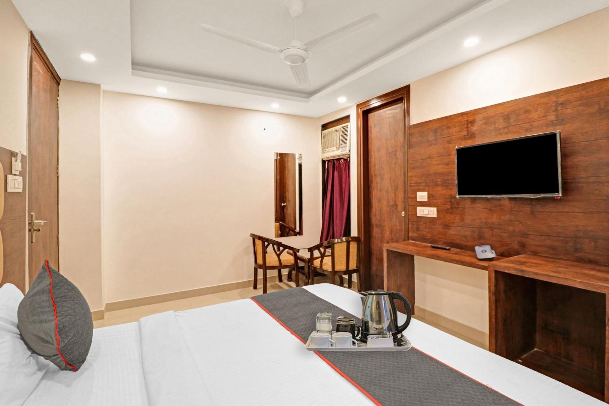 Townhouse Tark Inn New Delhi Exterior photo