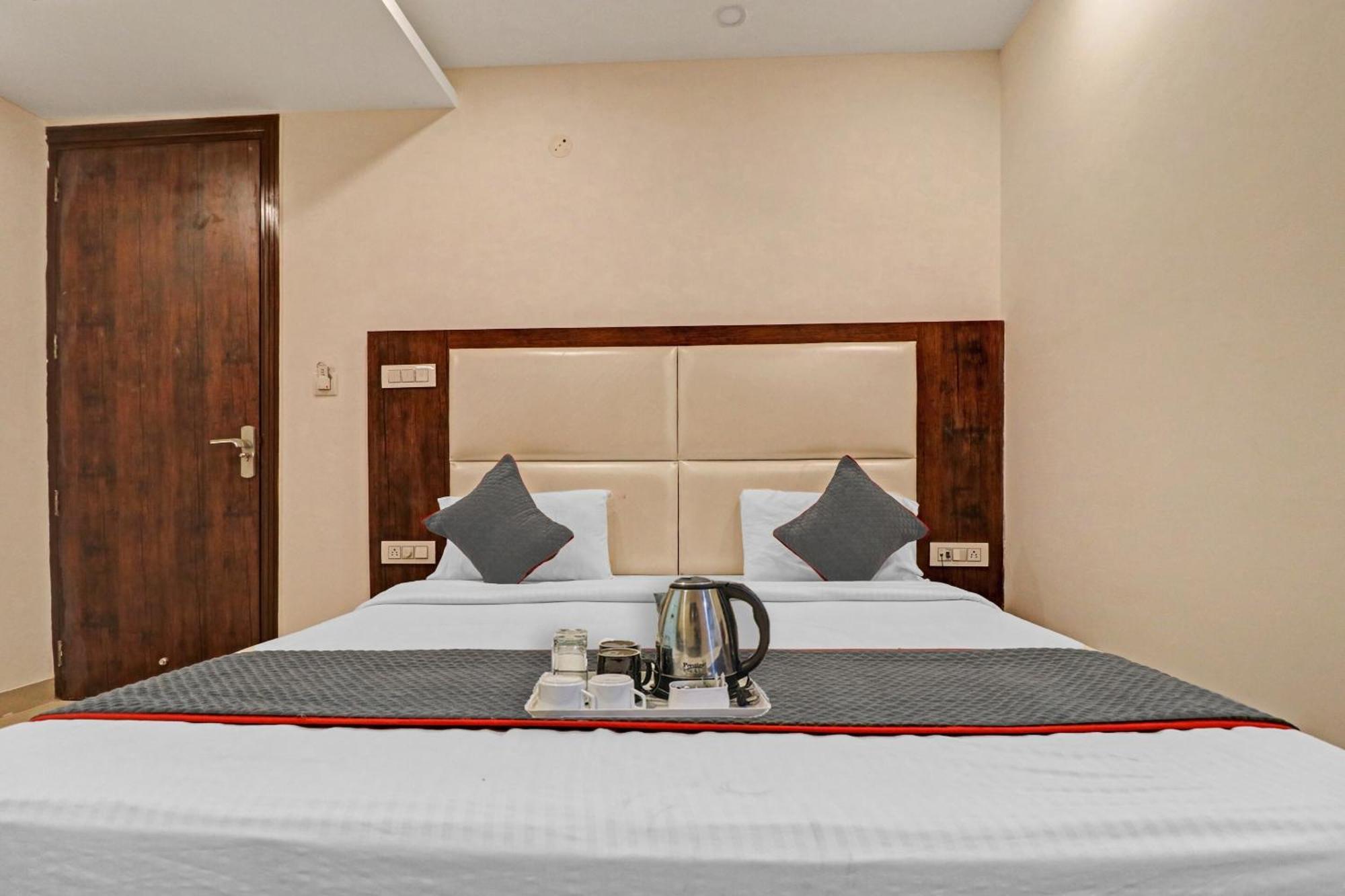 Townhouse Tark Inn New Delhi Exterior photo